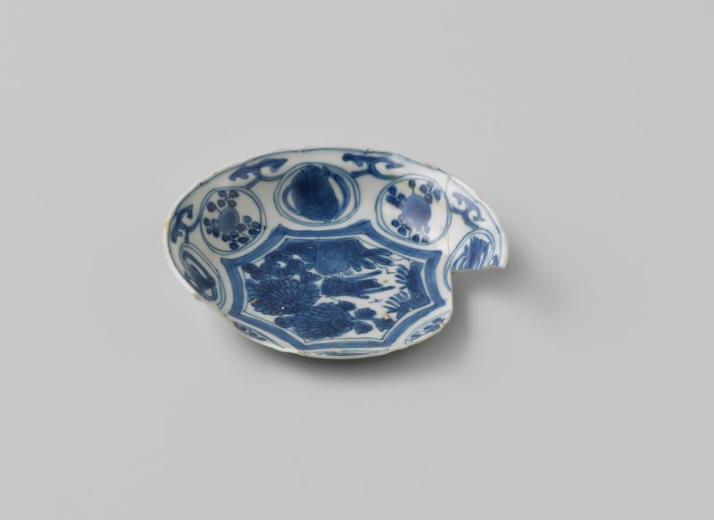 Fragmento de porcelana del barco V.O.C. 'Witte Leeuw' de Unknown Artist