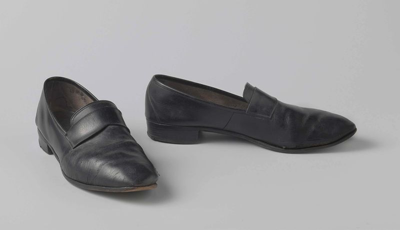 Sapato de couro decorativo de artista desconhecido, c. 1915-1925