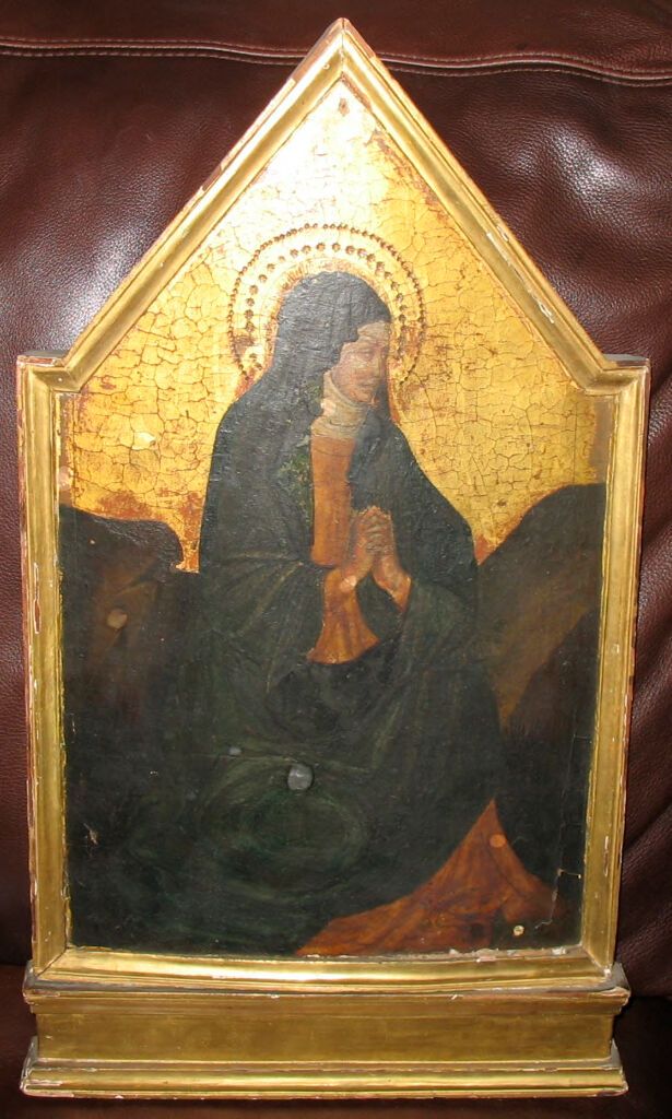 Escultura de madera de un artista no identificado que representa a una virgen en duelo