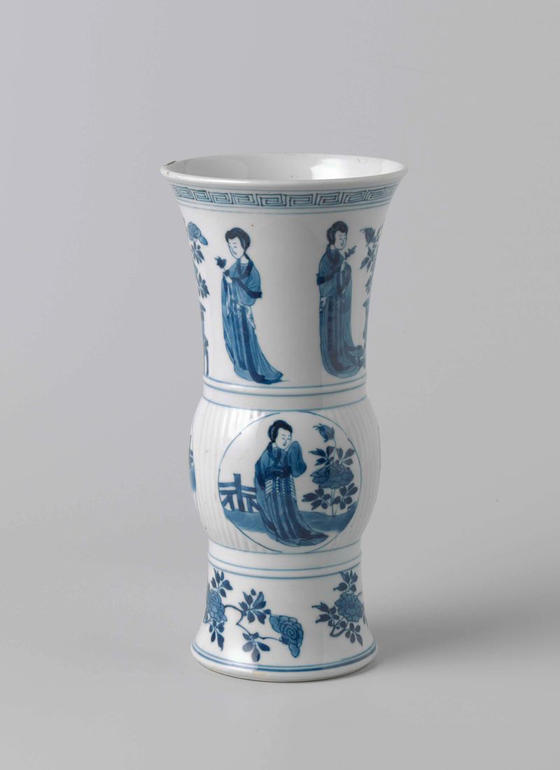 Arte decorativo rococó con un jarrón de tubo y mujeres y racimos de flores de Unknown Artist