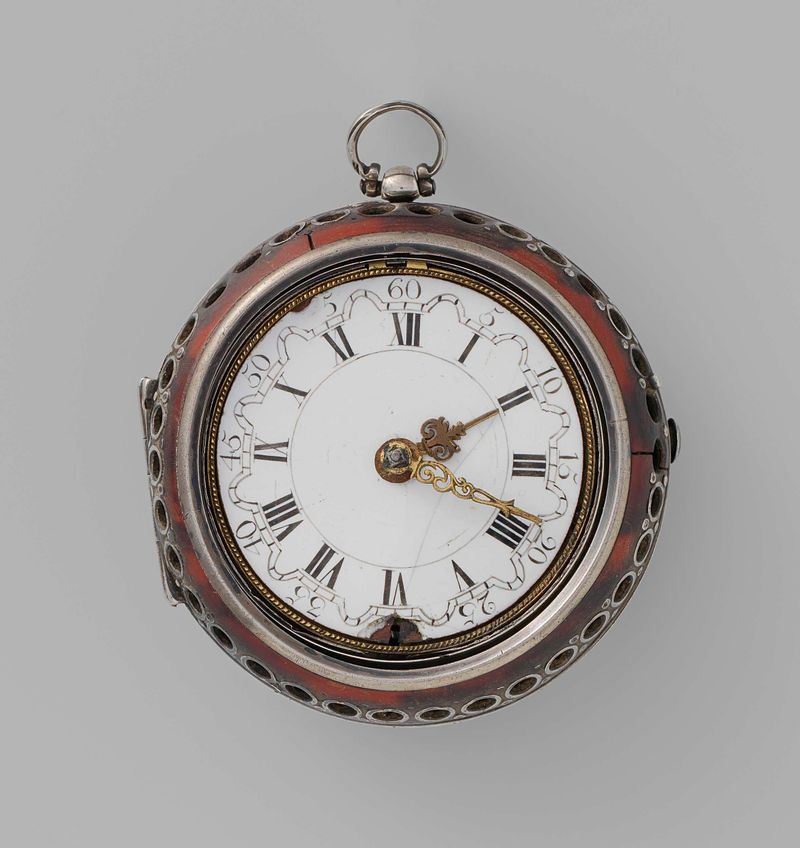 Naturaleza muerta de un reloj de metal de John Markwick, mostrando engranajes y diseño intrincado.