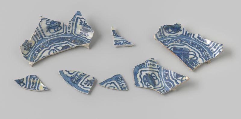 Fragmentos de porcelana do navio V.O.C. Witte Leeuw, meio de osso, artista desconhecido