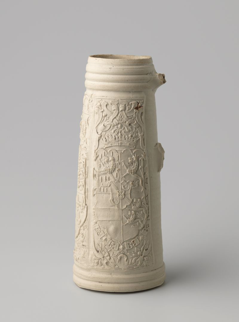 Tankard com brasões da Espanha, Inglaterra e da Casa de Orange, metal por artista desconhecido