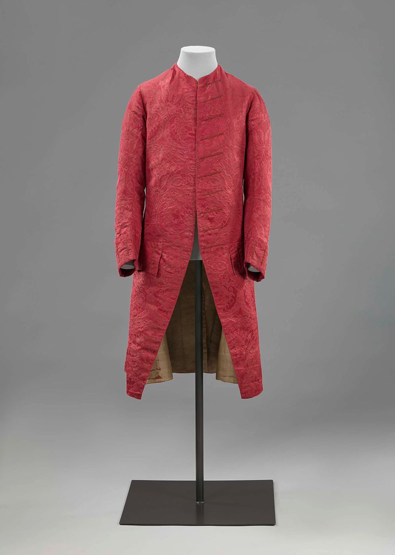 Boy’s Coat, estilo Rococó, de Unknown Artist, apresentando um casaco infantil ajustado em tecido damasco.