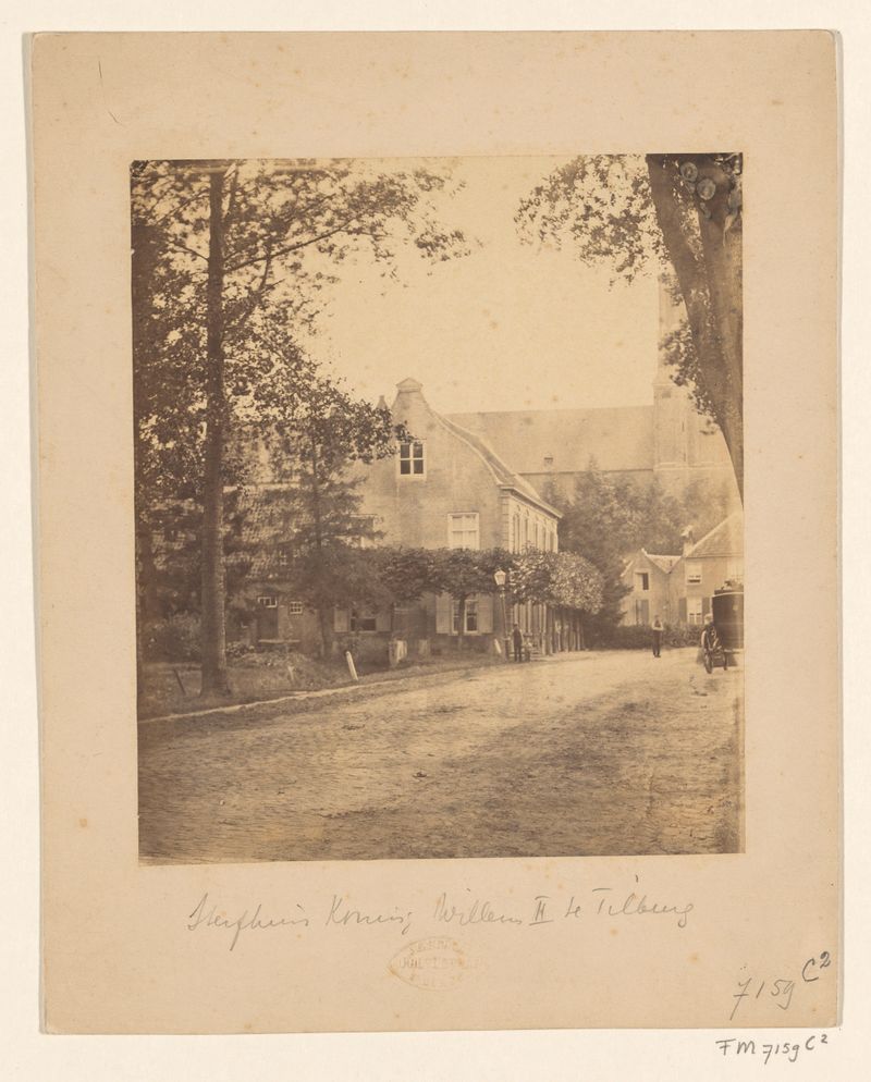 Albumen print de Antonius Godefridus Schull mostrando uma casa histórica com tons terrosos suaves.