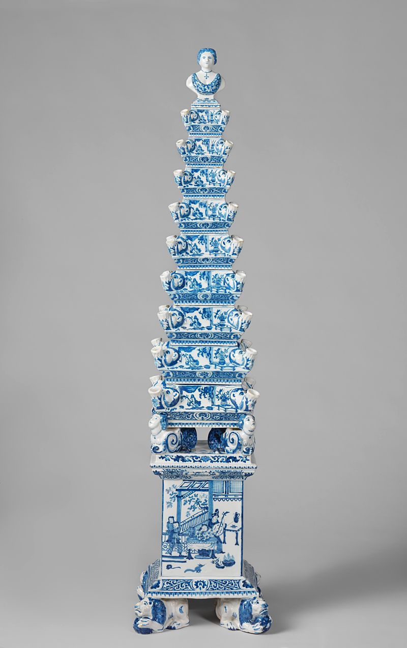 Bloempiramide by De Metaale Pot, a paint work featuring a pyramid of flowers.