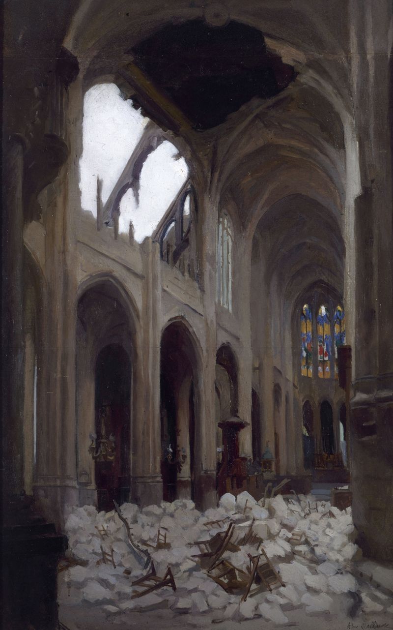 Interior de las ruinas de una iglesia con vitrales rotos de Alice Mallaivre