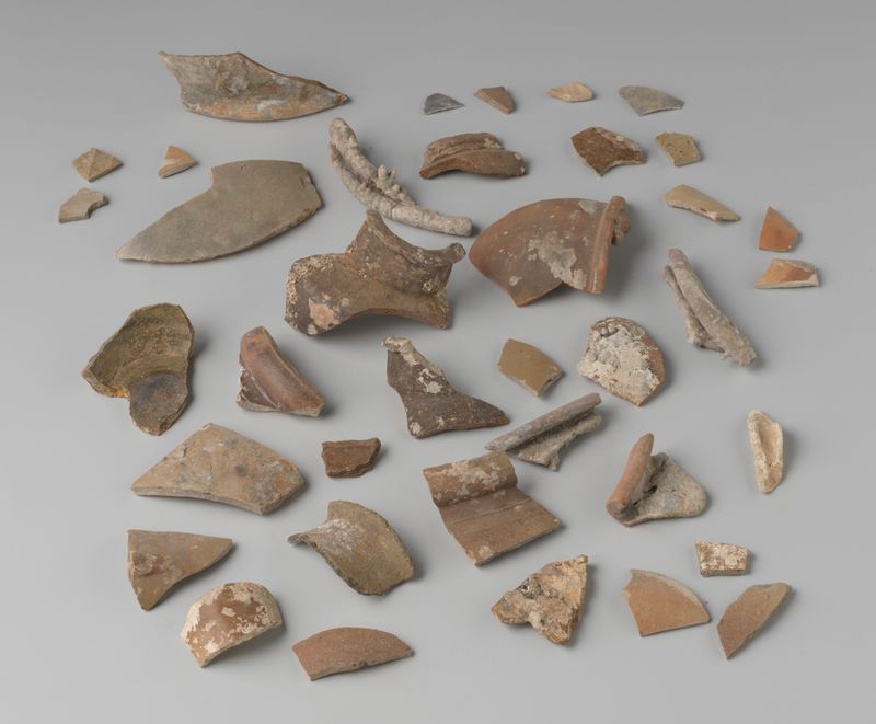 Fragmentos de cerâmica e stoneware de Unknown Artist, earthenware