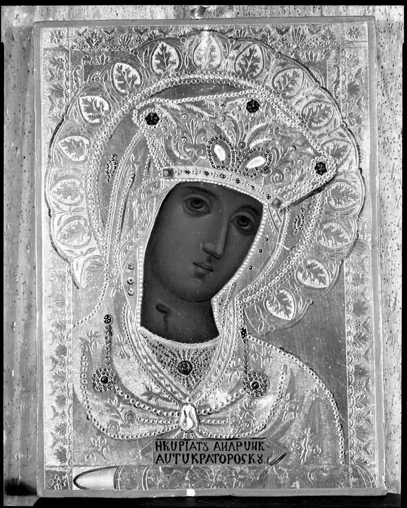 Retrato de una figura en ricos tejidos, óleo sobre panel de un artista no identificado