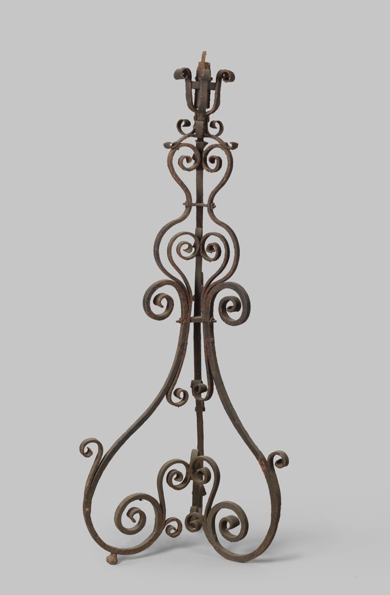 Estandarte decorativo de ferro com S-volutas de artista desconhecido