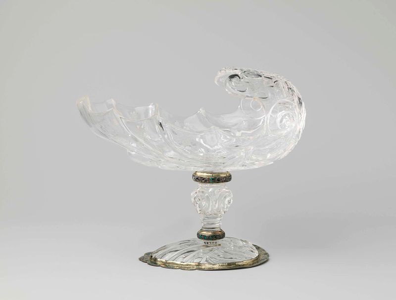 Tazza en forma de concha hecha de esmalte por Unknown Artist