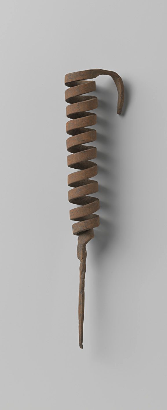 Candelabro de bronze em espiral de Unknown Artist, exibindo detalhes intrincados e sombras.
