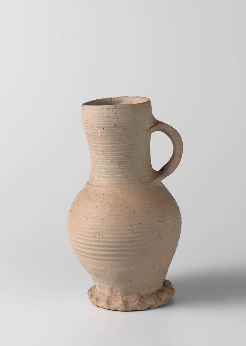 Jarra acanalada de cerámica por artista desconocido, con acanaladuras intrincadas y tonos terrosos.