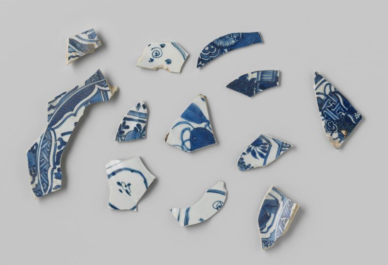 Fragmentos de porcelana do navio V.O.C. Witte Leeuw, meio de osso, artista desconhecido