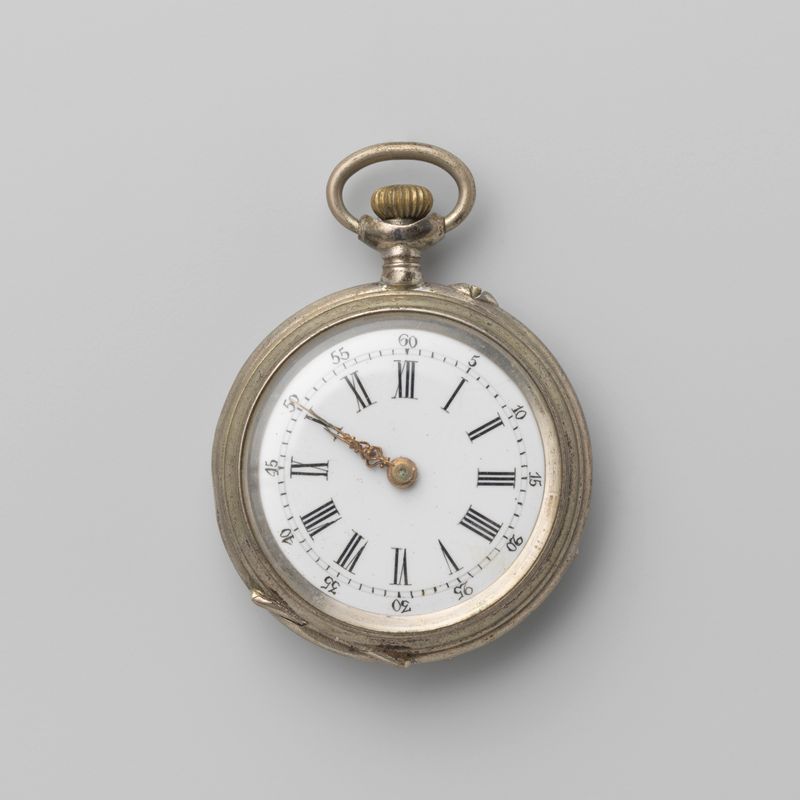 Relógio decorativo de prata de Unknown Artist, intrincadamente gravado, c. 1890-1910