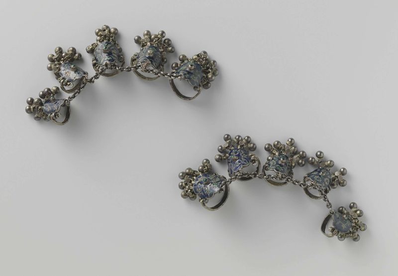 Toe jewellery em metal de Unknown Artist, com pés adornados com joias delicadas.