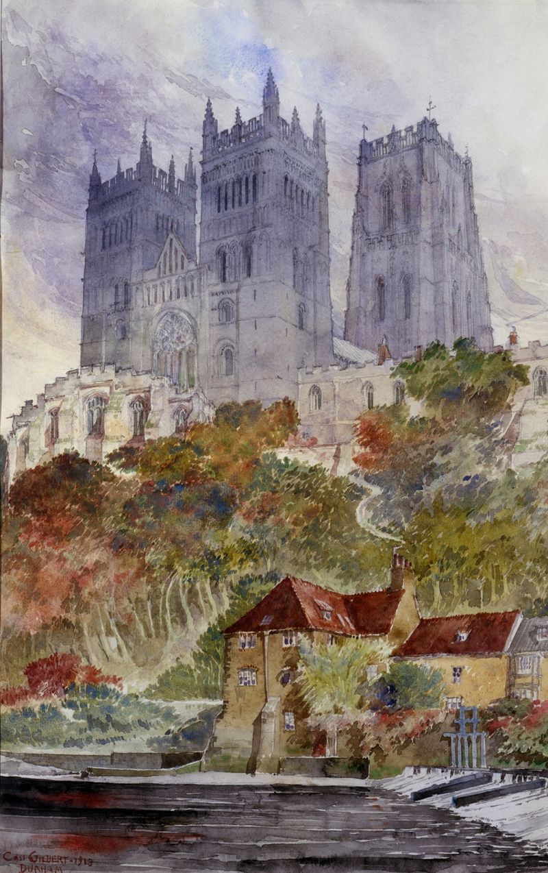 Catedral de Durham, arquitectura de Cass Gilbert, 1913, mostrando intrincados trabajos en piedra contra el cielo.