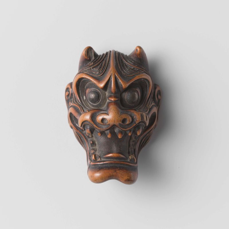 Tres netsuke tallados en madera por un artista desconocido