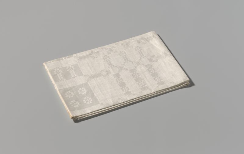 Toalla de lino con pliegues delicados, capturando luz y textura, de un artista desconocido