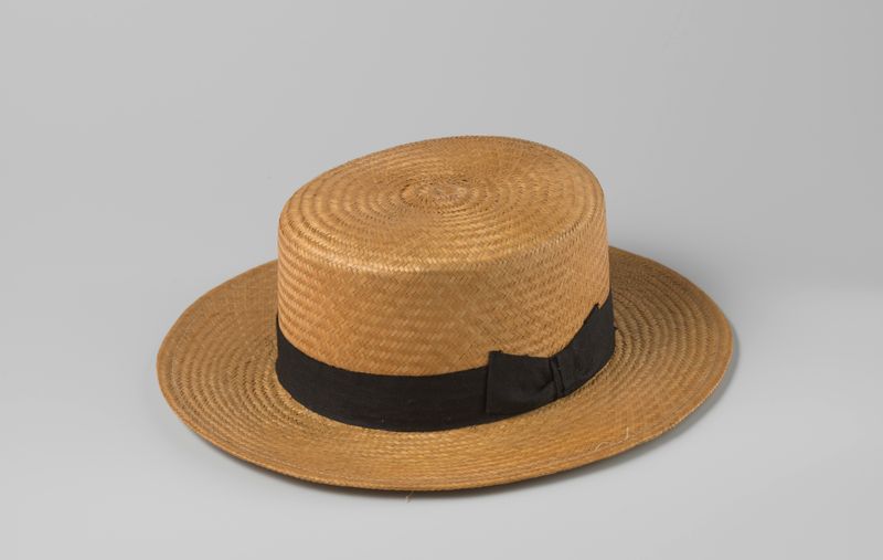 Naturaleza muerta de un sombrero de paja con una cinta negra de Unknown Artist