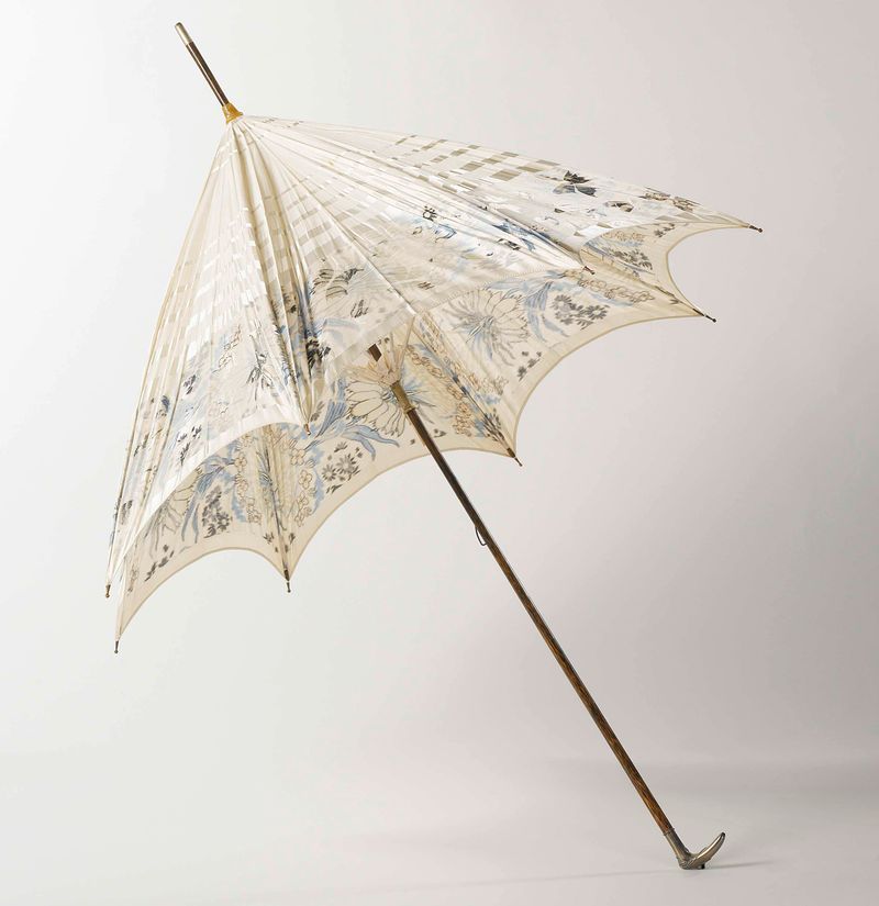 Parasol com flores e borboletas tecidas, têxtil, artista desconhecido