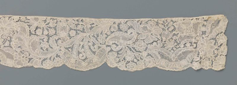 Renda com bordado intricado e bordas onduladas de Unknown Artist