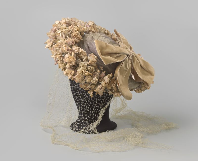 Chapéu de tule de seda com fita de veludo lilás de Unknown Artist