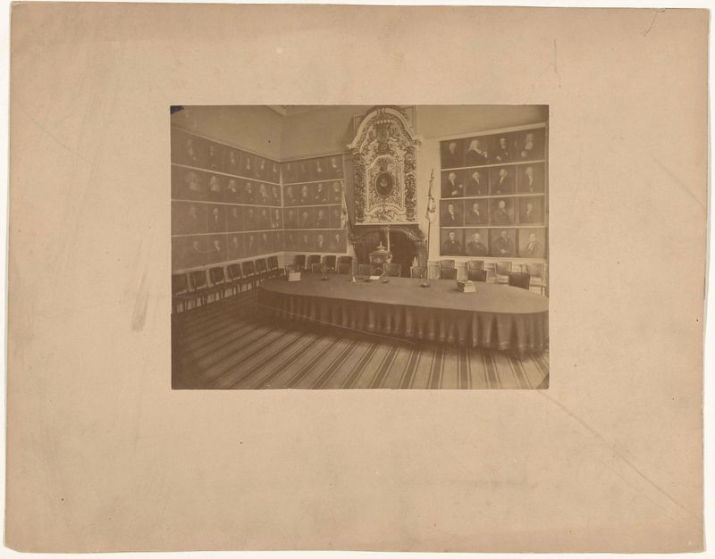 Interior de Senaatszaal van de universiteit van Leiden, impressão em albumina de Unknown Artist
