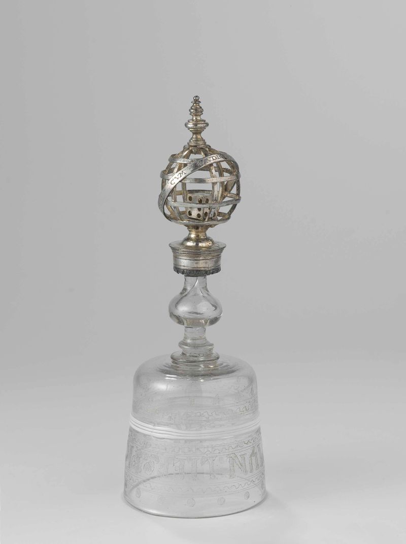 Vaso de dados hecho de vidrio con una esfera de plata y grabados, artista desconocido