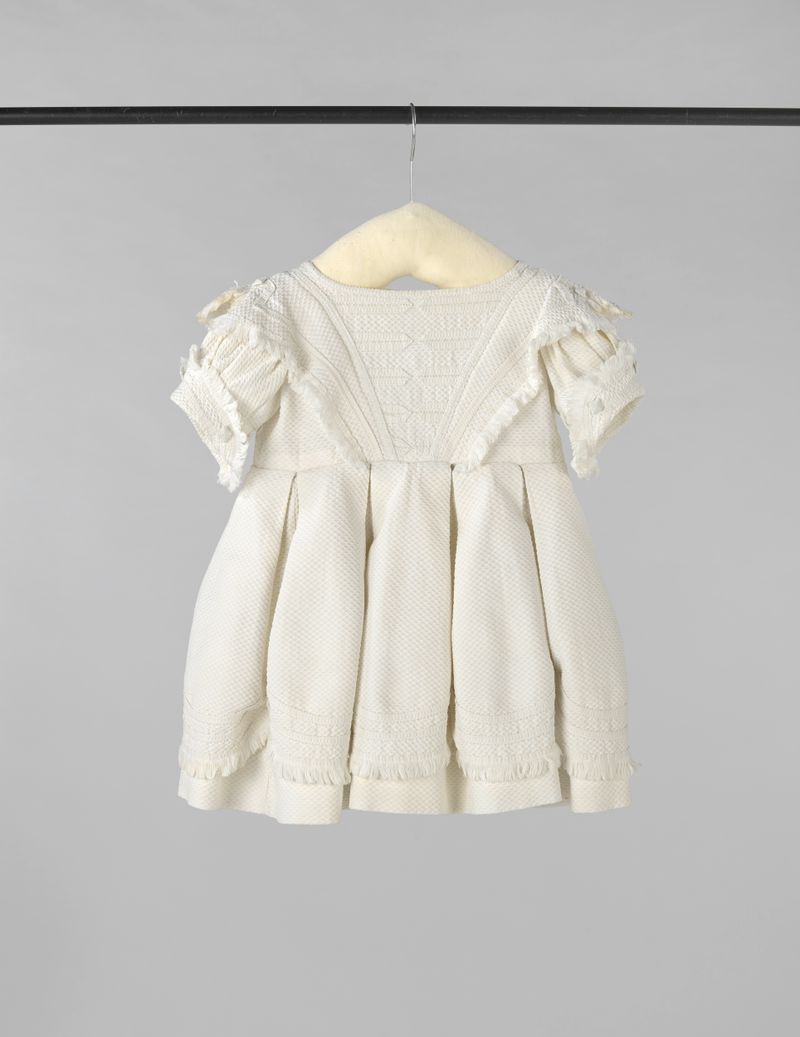 Vestido têxtil vitoriano de artista desconhecido, com intricado piqué branco e mangas bufantes