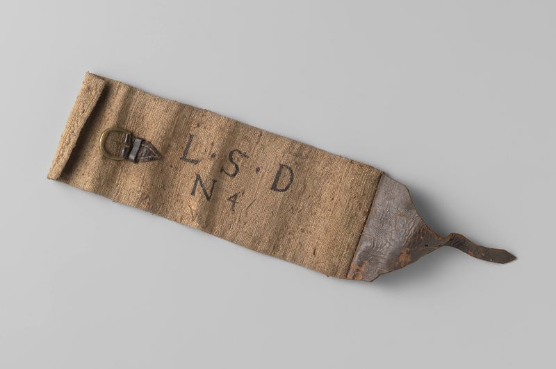 Armband van grof linnen met leren gesp, gemerkt: LSD.N.4, meio couro, Unknown Artist