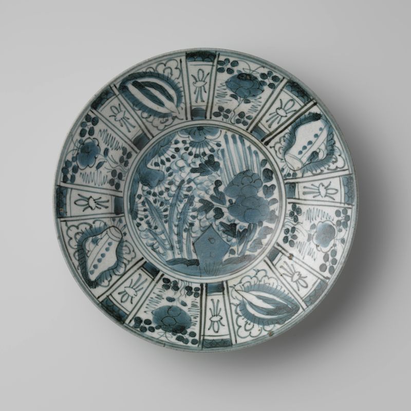 Plato de cerámica de Artista Desconocido, con un esmalte azul oscuro kraak.