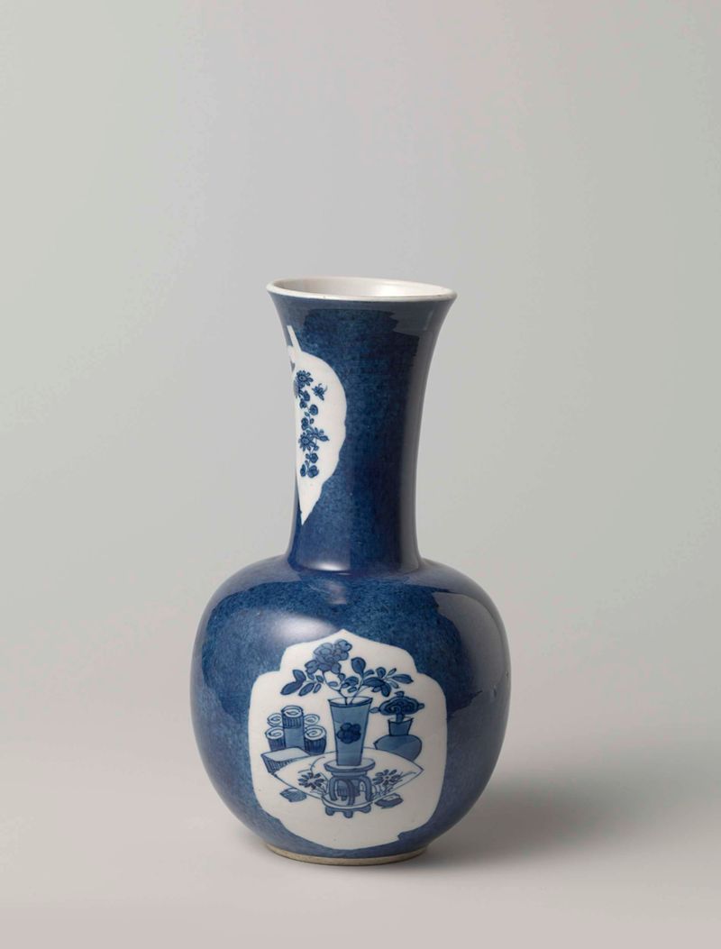 Vase con flores en azul polvo de Unknown Artist