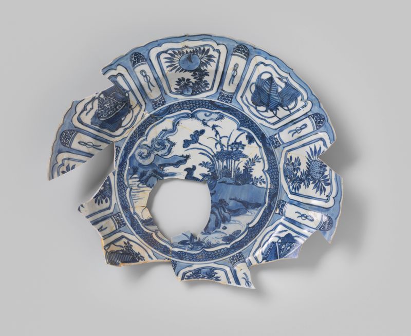 Plato de porcelana china, creado antes de 1613 por un artista desconocido