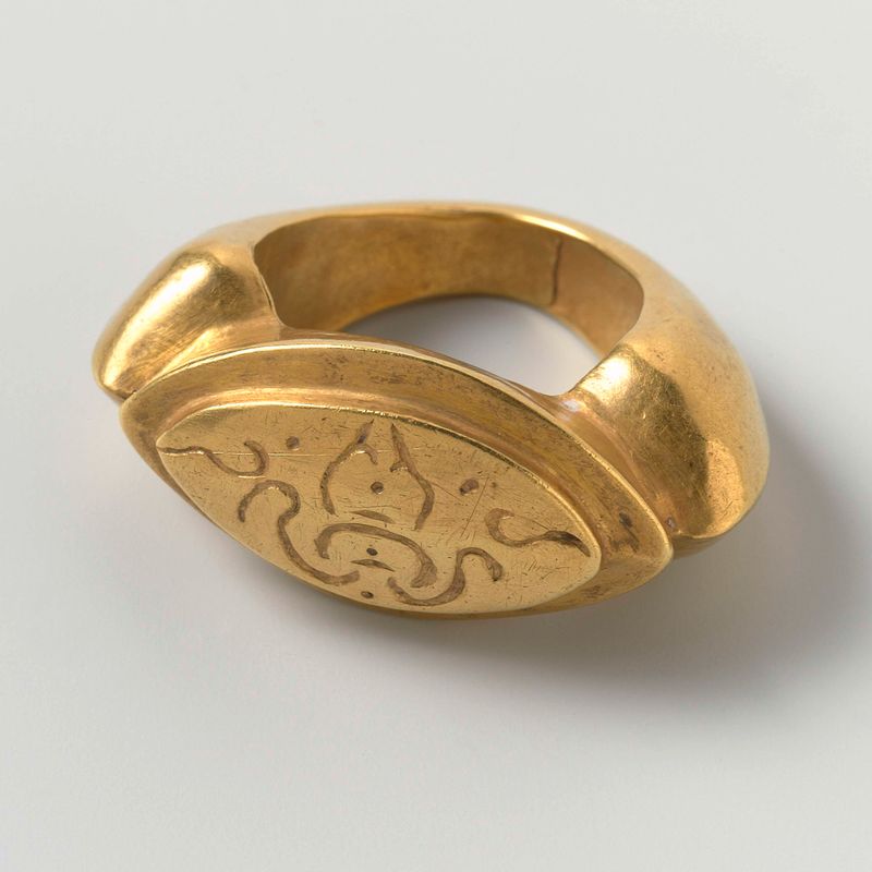 Anillo con símbolo shri, metal por artista desconocido