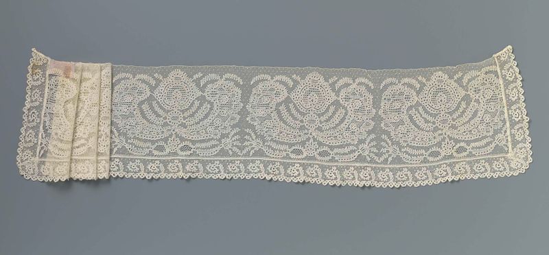 Trabajo textil de encaje con una flor estilizada y C-volutas de Unknown Artist
