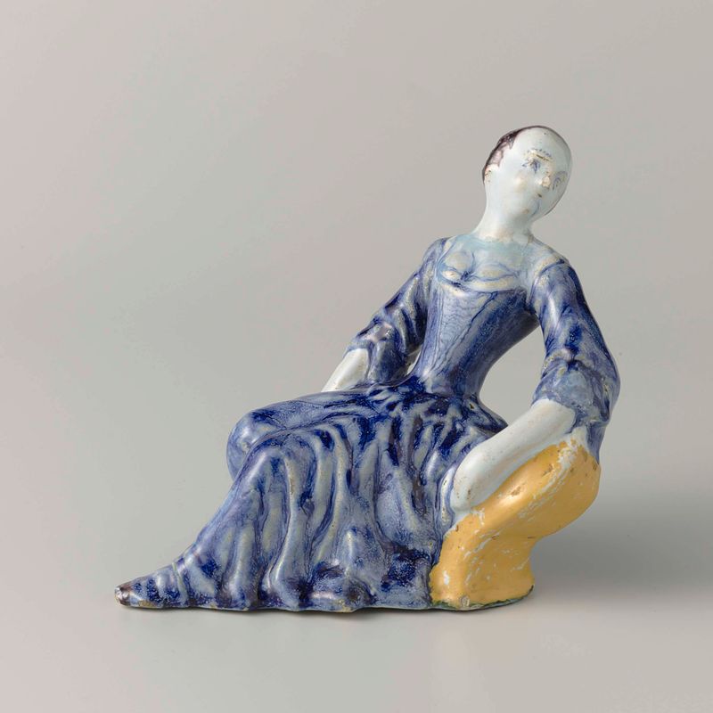 Seated Woman de De Witte Ster, escultura em earthenware representando uma mulher em contemplação silenciosa