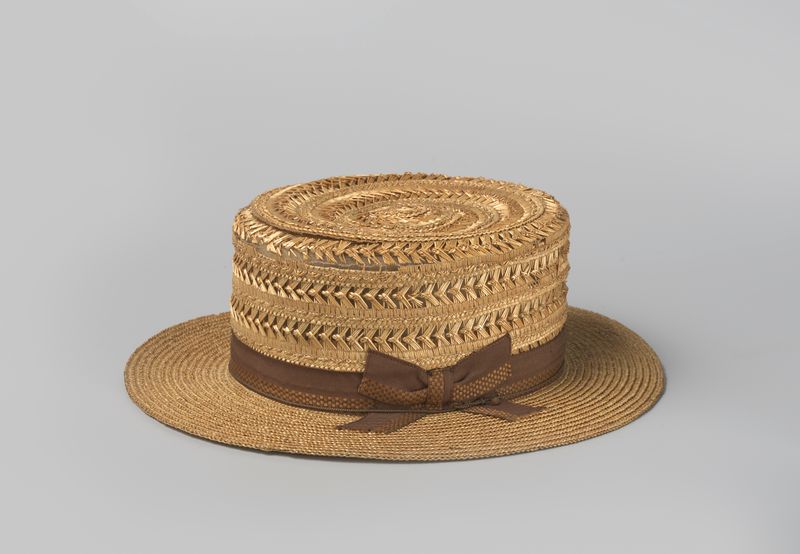 Bodegón de un sombrero de paja hecho de cuero por Unknown Artist