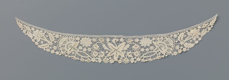 Collar de encaje de Martha Berkers, con patrones florales, medio de encaje, c. 1915.