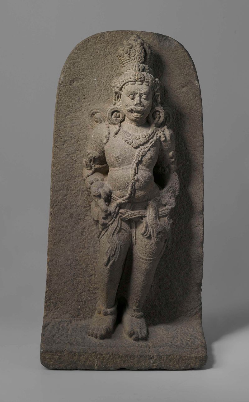 Escultura de piedra de Mahakala, un guardián del templo, por Unknown Artist