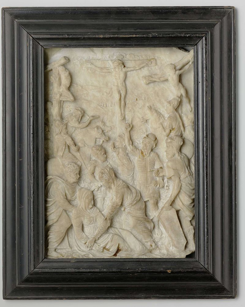 Escultura de Calvary por Unknown Artist, medio de alabastro, representando una cruz contra un cielo apagado.