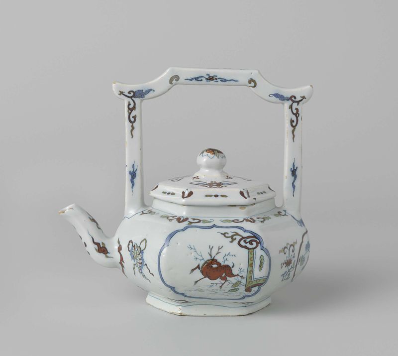Two earthenware teapots by Het Moriaanshooft