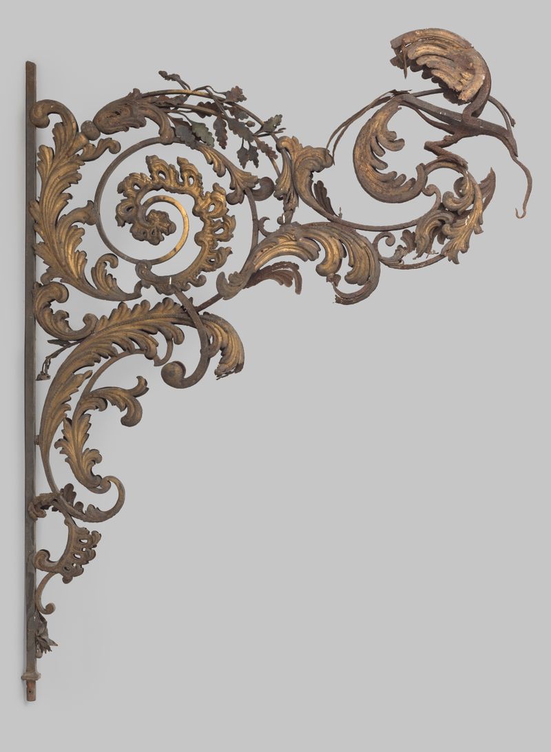 Escultura em bronze de Jean Lamour com entalhes intrincados e jogo de luz.
