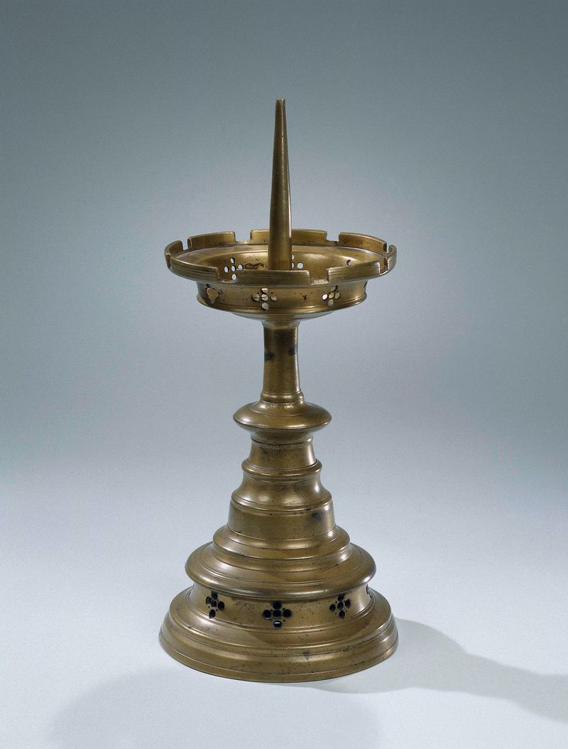 Candelabro de bronze de Unknown Artist com design intricado.