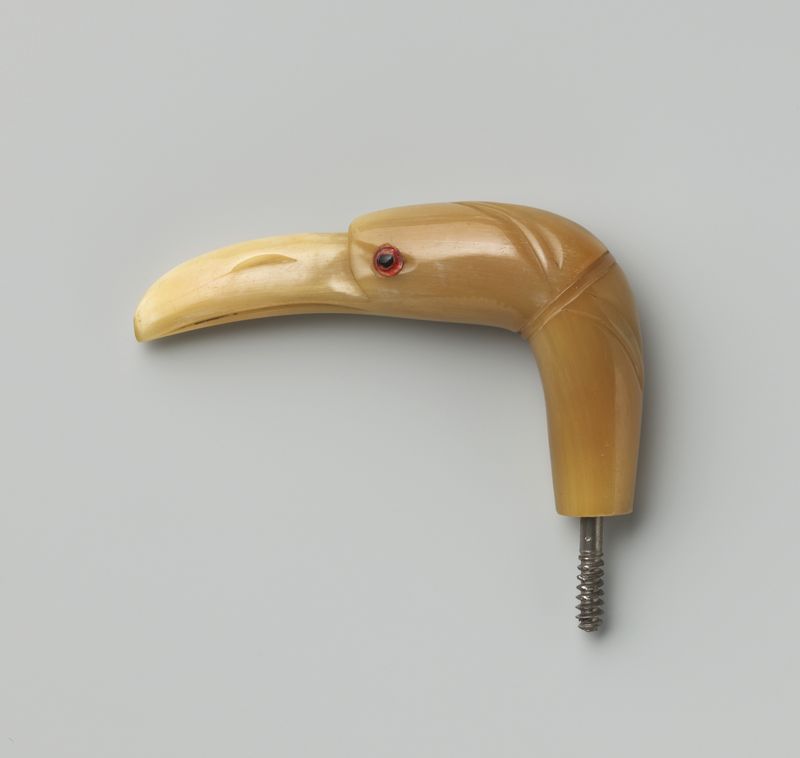 Decorative art piece by Gelria, beige horn shaped like a bird's head