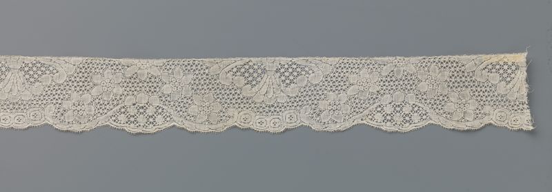 Encaje delicado con flores de seis pétalos y motivos de abanico de Unknown Artist