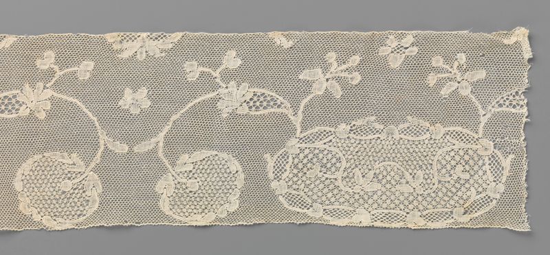 Peça de renda com um cartucho oval e motivos florais de Unknown Artist