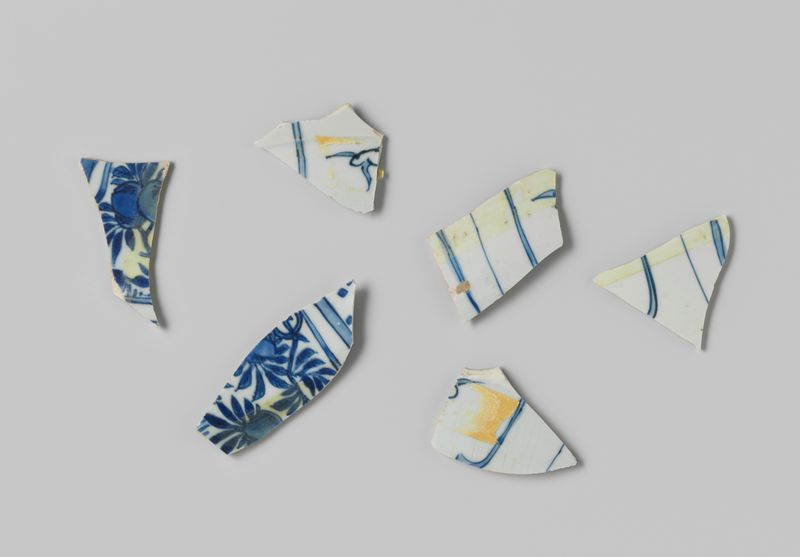 Fragmentos de platos del barco VOC Witte Leeuw, hechos de hueso, Unknown Artist