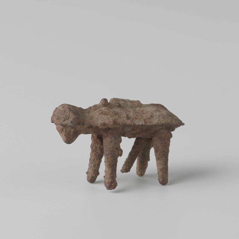 Escultura de metal de un toro de un artista desconocido