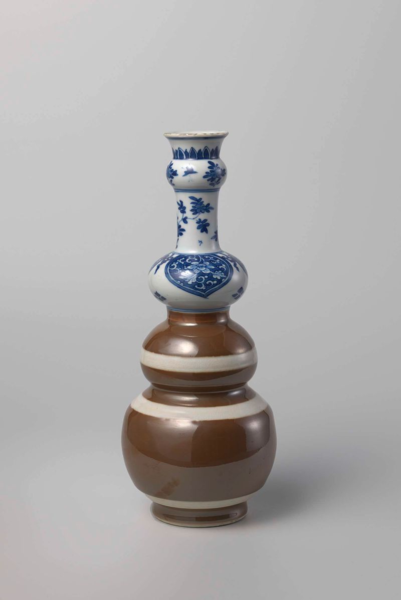 Botella de calabaza triple con esmalte marrón y motivos florales, cerámica, artista desconocido